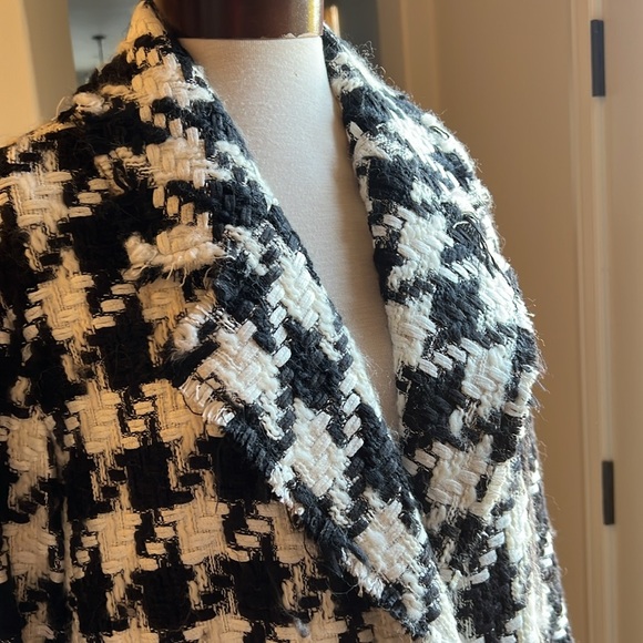 Alice and Olivia A/line coat in black and white lined, 2 pockets great condition - Picture 4 of 13